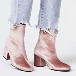 2316- Free People Ankle Velvet Boots Size 7 NWT